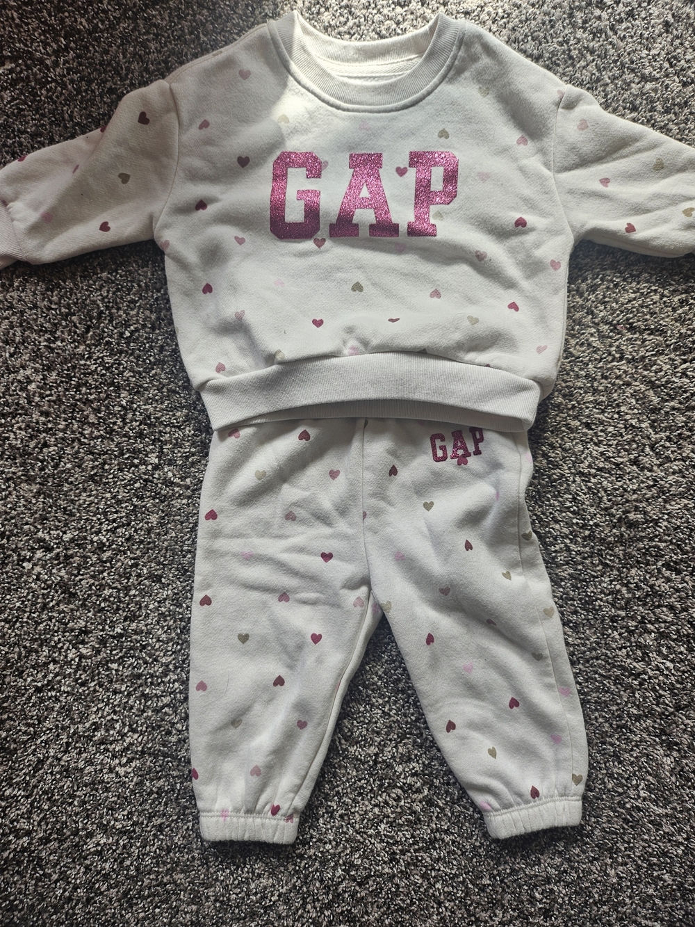 GAP White Sweatshirt & Jogger Set with Pink and Gold Hearts
